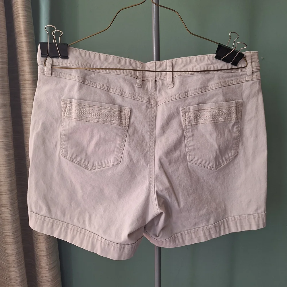 Gloria Vanderbilt Women's Light Beige Cotton Shorts. Sz 12 - Picture 2 of 6